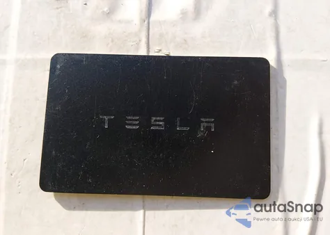 2023 Tesla Model Y Awd/Long Range Dual Motor All-Wheel Drive z USA, uszkodzony, nr VIN 7SAYGDEE3PF863139